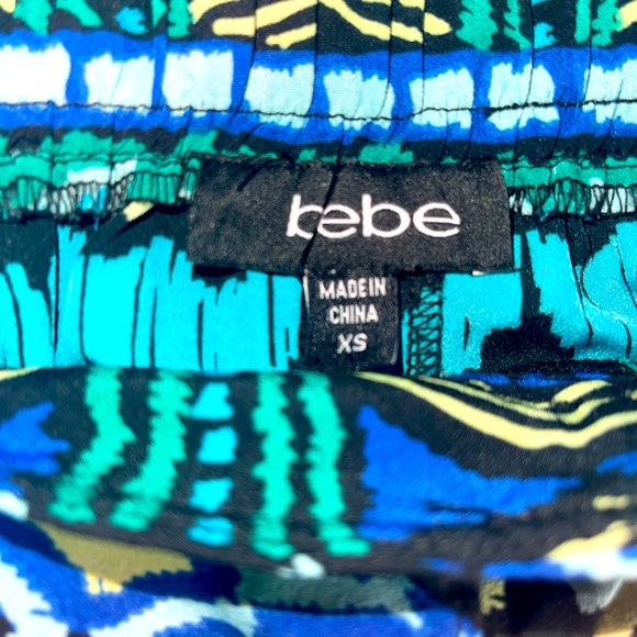 BEBE Women’s Patterned Black, Blue, Green, Yellow Shorts with Pockets - Size Xs - Picture 4 of 4